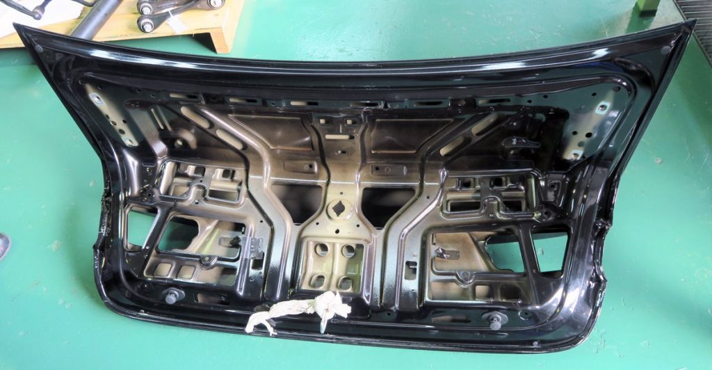 トランクリッドとは 『部品辞典』 1000部品網羅！ クルマの材料・加工法